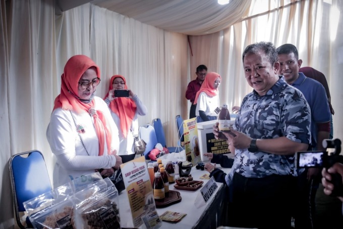 CINTAI UMKM: Bupati Jember Hendy Siswanto meninjau produk UMKM pada salah satu stan yang ada di Jember.
