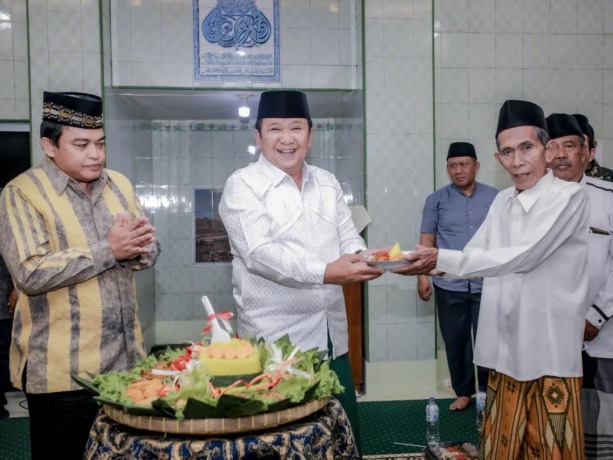 RESMIKAN MASJID: Bupati Hendy Siswanto memberikan potongan tumpeng kepada pengurus Masjid Al-Ikhlas sebagai tanda tasyakuran pembangunan masjid.