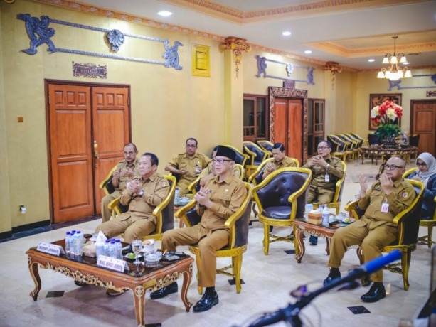 FOKUS: Bupati Hendy Siswanto beserta para OPD mengikuti peluncuran aksi pencegahan korupsi 2023-2024 secara virtual.