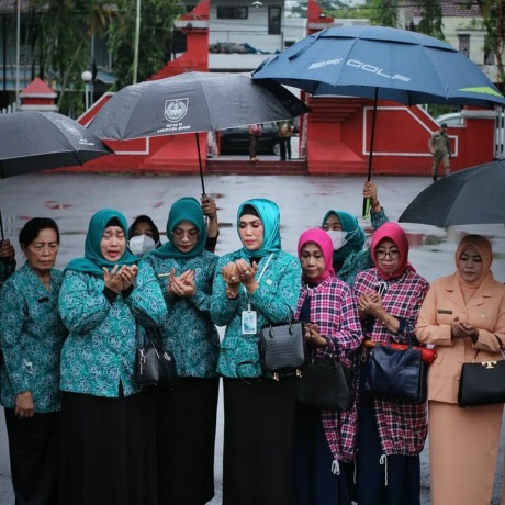 UNTUK PAHLAWAN: Ketua TP PKK Jember Kasih Fajarini dan Wakil Ketua TP PKK Evita Afdilah Sari yang berdoa bersama untuk para pahlawan Jember yang telah gugur.
