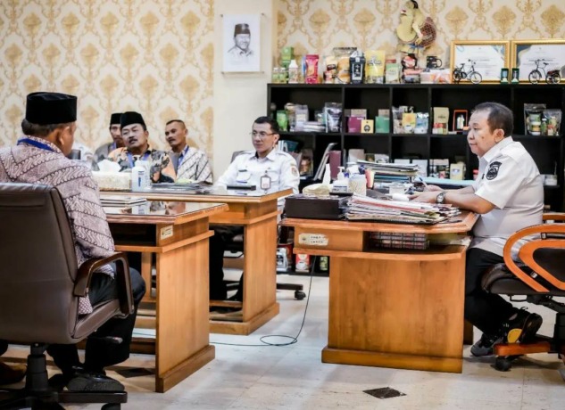 BERI ARAHAN: Bupati Jember Hendy Siswanto saat memberikan pengarahan kepada kades PAW yang datang untuk audiensi, Rabu (14/12), di Pendapa Wahyawibawagraha. 
