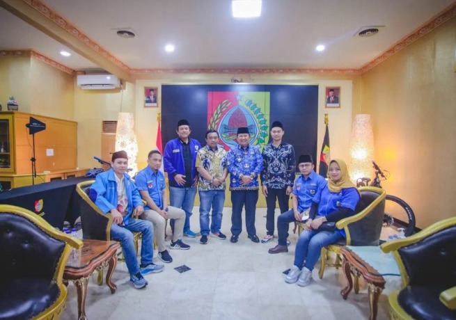 AUDIENSI: Bupati Jember Hendy Siswanto saat menerima silaturahmi DPP KNPI di Pendapa Wahyawibawagraha, Selasa (29/11).