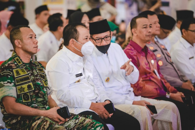 MENINJAU: Bupati Jember Hendy Siswanto bersama Wabup Jember MB Firjaun Barlaman saat melihat produk yang ada di Jember Build Tech Carnaval Expo, di BSG Jember.