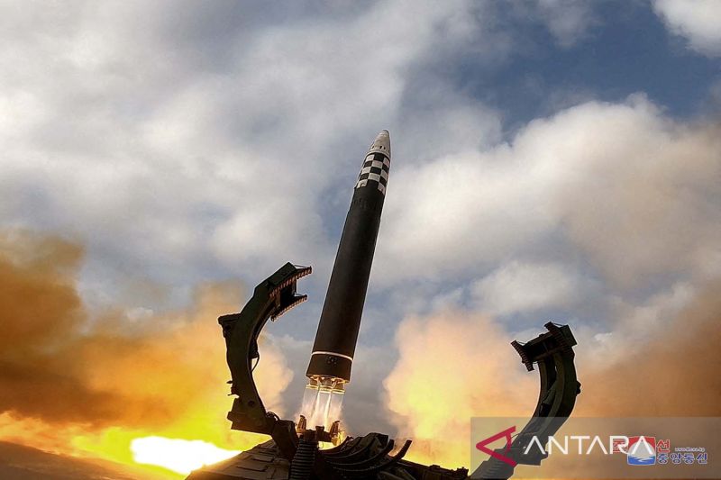 Arsip - Rudal balistik antarbenua (ICBM) diluncurkan Korea Utara dalam foto tak bertanggal yang dirilis oleh Kantor Berita Pusat Korea (KCNA) Korea Utara (19/11/2022)