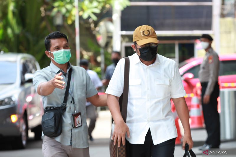 Wakil Ketua DPRD Jawa Timur (Jatim), Sahat Tua Simanjuntak (kanan) berjalan memasuki gedung usai ditangkap oleh KPK, di Gedung Merah Putih KPK, Jakarta, Kamis (15/12/2022). ANTARA FOTO/Reno Esnir/foc.