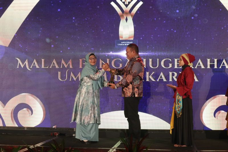 Dinas Koperasi dan Usaha Kecil Menengah Aceh memberikan anugerah UMKM Aceh Berkarya kepada lima pelaku usaha yang diserahkan Penjabat Bupati, Aceh Barat Daya.