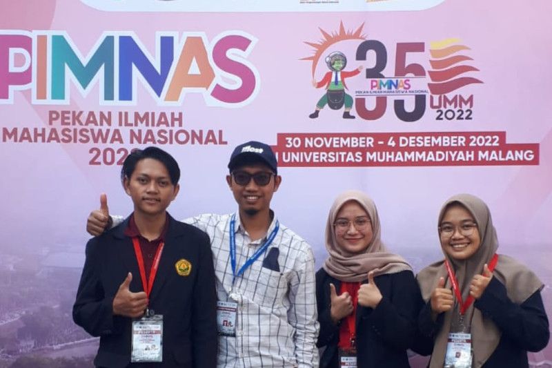Mahasiswa Unej dan pembimbingnya yang melakukan penelitian aerogel berbahan rami untuk mengatasi tumpahan minyak dalam Pimnas di Universitas Muhammadiyah Malang