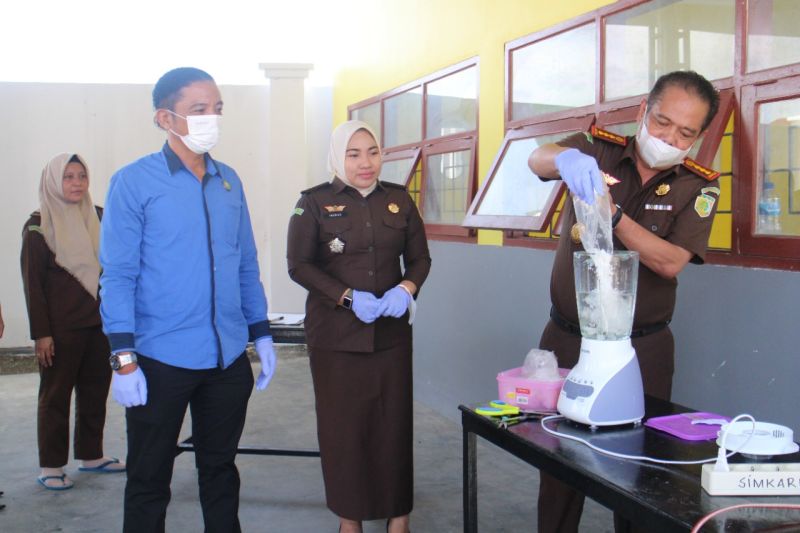 Pihak Kejaksaan Negeri Bone saat melakukan pemusnahan bubuk sabu agar tidak bisa digunakan kembali. Pemusnahan dilakukan di Halaman Kantor Kejaksaan Negeri Bone, Sulsel, Selasa (13/12/2022).