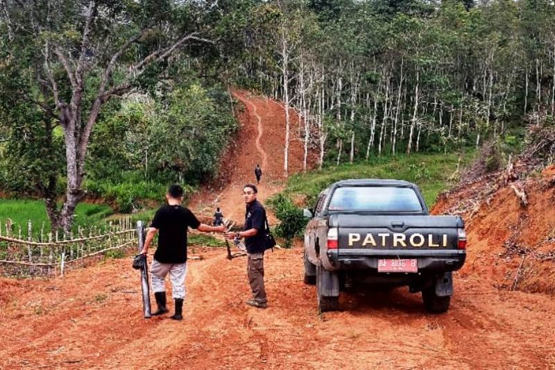 Petugas dari BKSDA Sumatera Barat melakukan identifikasi laporan warga Nagari Aripan, Kabupaten Solok, terkait penampakan satwa liar di daerah itu.