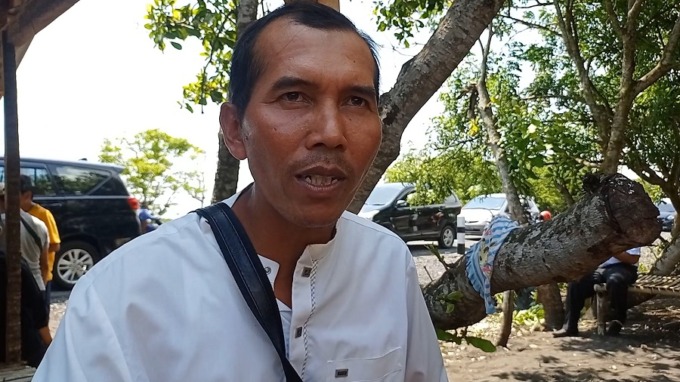 BUKA FAKTA: Satupan, Kades Paseban, Kecamatan Kencong, mengungkapkan kondisi pesisir yang kerap didatangi calon investor hingga menawarkan uang miliaran rupiah.