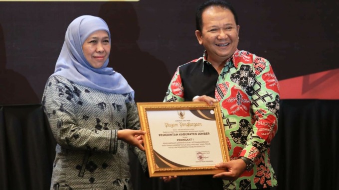 MEMBANGGAKAN: Gubernur Jawa Timur Khofifah Indar Parawansa menyerahkan penghargaan Juara 1 Paritrana Award kepada Bupati Jember Hendy Siswanto di Surabaya, kemarin.