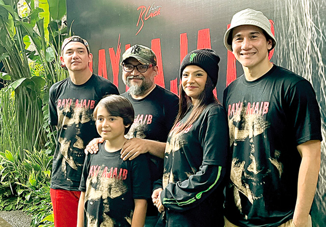 Dari kiri Adipati Dolken, Rako Prijanto, Rayhan Cornelis, Sara Fajira, dan Vino G. Bastian, saat jumpa pers di Kantor Falcon Pictures beberapa hari lalu.