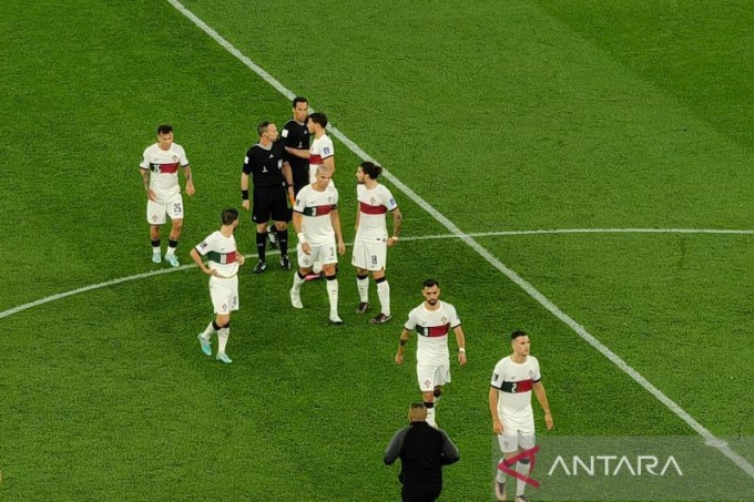 Para pemain tim nasional Portugal tampak mengajukan protes kepada wasit Facundo Tello (baju hitam) sebelum memasuki ruang ganti dalam jeda pertandingan perempt final Piala Dunia 2022 melawan Maroko di Stadion Al Thumama, Doha, Qatar, Sabtu (10/12/2022).