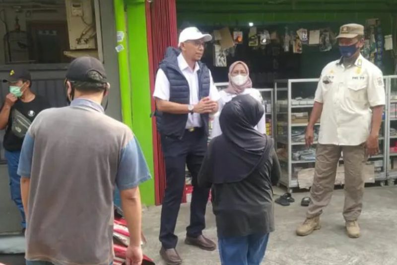 Kepala Sudin KPKP Jaksel Hasudungan A. Sidabalok merazia topeng monyet di Tebet, Jakarta, Rabu (30/11/2022).