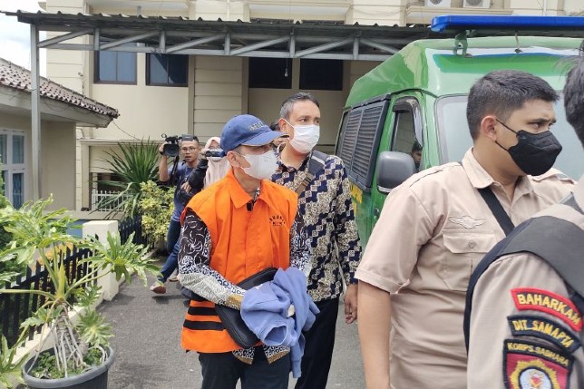 Rektor Universitas Lampung (Unila) nonaktif Karomani saat meninggalkan Pengadilan Negeri Tanjungkarang usai menjadi saksi atas terdakwa Andi Desfiandi beberapa waktu lalu.