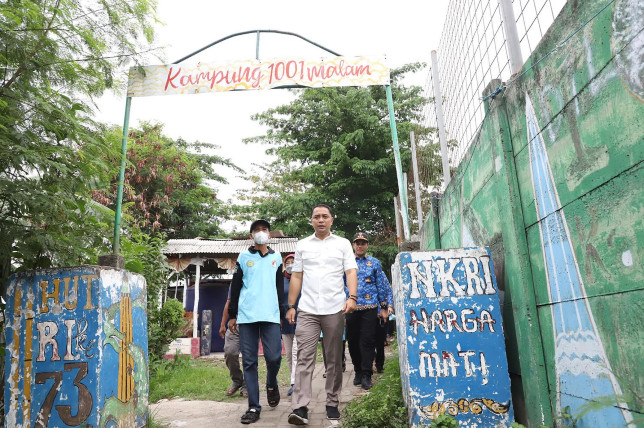 Eri Cahyadi, Wali Kota Surabaya saat berada di gerbang Kampung 1001 Malam untuk melihat dari dekat kampung tersebut.
