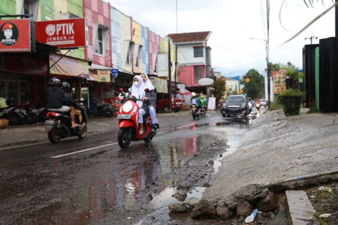 EKSTRA HATI-HATI: Kondisi Jalan Mastrip, Kelurahan/Kecamatan Sumbersari, yang terdapat pasir dan kerikil selepas hujan, kemarin (13/12).