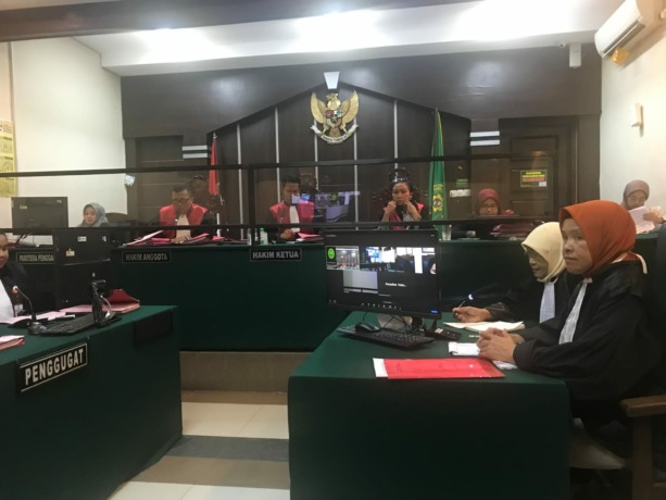 BABAK AKHIR: Suasana sidang vonis terdakwa NH atas kasus pemerkosaan terhadap putrinya sendiri di Ruang Candra Pengadilan Negeri (PN), kemarin. Sementara, terdakwa NH mengikuti secara virtual dari Lapas Kelas II A Jember.