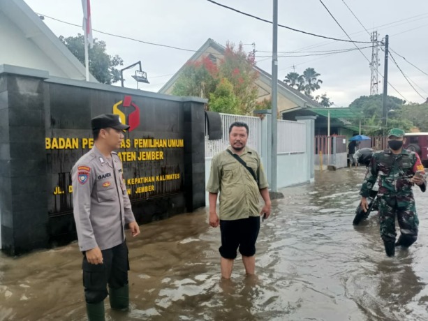 BANJIR DI KOTA: Salah satu titik banjir luapan yang terjadi di Kantor Bawaslu Jember akibat hujan deras. Sementara, banjir luapan juga terjadi di sejumlah titik area perkotaan Jember, kemarin (6/12).