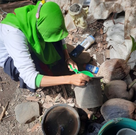 TERUS CEK: Salah seorang petugas Dinas Kesehatan Bondowoso memantau langsung tempat sarang nyamuk yang jarang disadari.