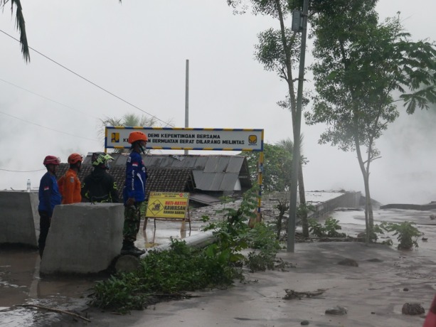 TERISOLASI: Kondisi jembatan limpas Desa Jugosari, Kecamatan Candipuro, setelah tertutup material Gunung Semeru, kemarin. Kini Dusun Sumberlangsep yang berada di barat jembatan kembali terisolasi. (MUHAMMAD SIDKIN ALI/RAME)