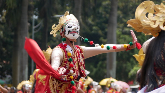 SANG MAESTRO: Maestro tari Indonesia, Eyang Didik Nini Thowok, memimpin tari Topeng Kaliwungu di tengah prosesi Harjalu ke-767 tahun di Alun-alun Lumajang, kemarin.