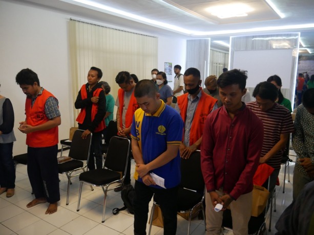 BERKAT NATAL: Warga binaan pemasyarakatan (WBP) Lapas II B Lumajang saat melaksanakan perayaan ibadah Natal. Kemarin, delapan WBP mendapatkan remisi masa tahanan.