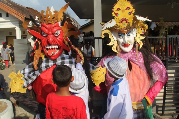 UPACARA ADAT:  Ta butaan kesenian khas Jember. satu-satunya kesenian yang terdaftar sebagai Warisan Budaya Tak Benda (WBTB). Di Arjasa, masih banyak kesenian di Jember yang perlu didaftarkan sebagai WBTB.