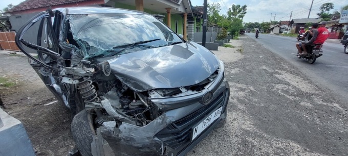 RUSAK PARAH: Mobil Daihatsu Sigra yang disopiri Andy Wahyunie, 54, asal Malang, mengalami rusak pada bagian depan sebelah kanan.