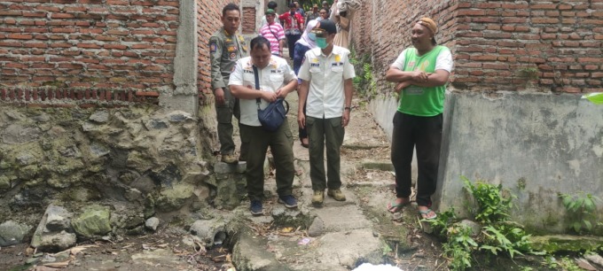 TELITI: Sejumlah anggota Satpol PP Bondowoso ketika mendatangi langsung pabrik tahu yang dikeluhkan oleh warga di Desa Kapuran, Kecamatan Wonosari.