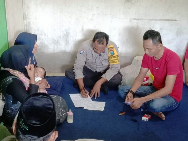 TERNYATA CUCUNYA: Wasilah, istri Moh. Sodiq, saat menggendong cucunya yang sempat diduga bayi misterius.