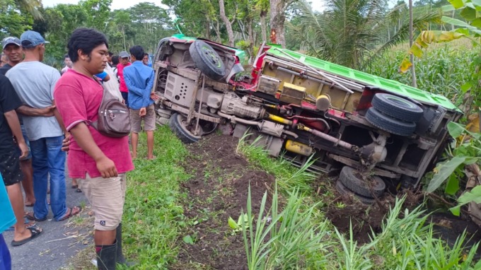 KECELAKAAN: Salah satu laka lantas yang terjadi beberapa waktu lalu di kawasan selatan Lumajang. Tahun ini angka kecelakaan mengalami peningkatan sebesar 10 persen.