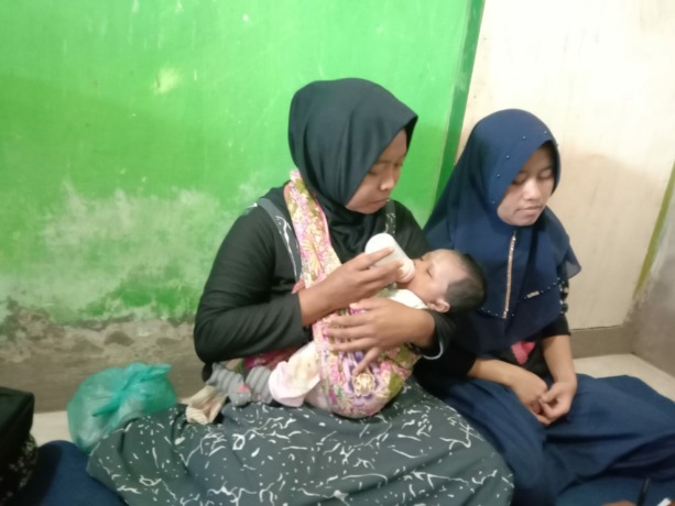 TEMUKAN BAYI: Jajaran Polsek Bangsalsari saat mendatangi warga yang menemukan bayi di teras rumahnya, kemarin (7/12).