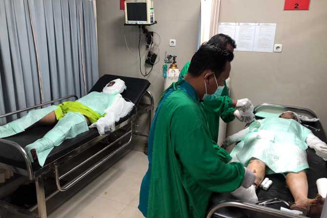 Kondisi pasutri korban kebakaran dipicu HP meledak saat dices, ketika dapat perawatan medis di IGD RS. Mitra Sehat Medika Pandaan.