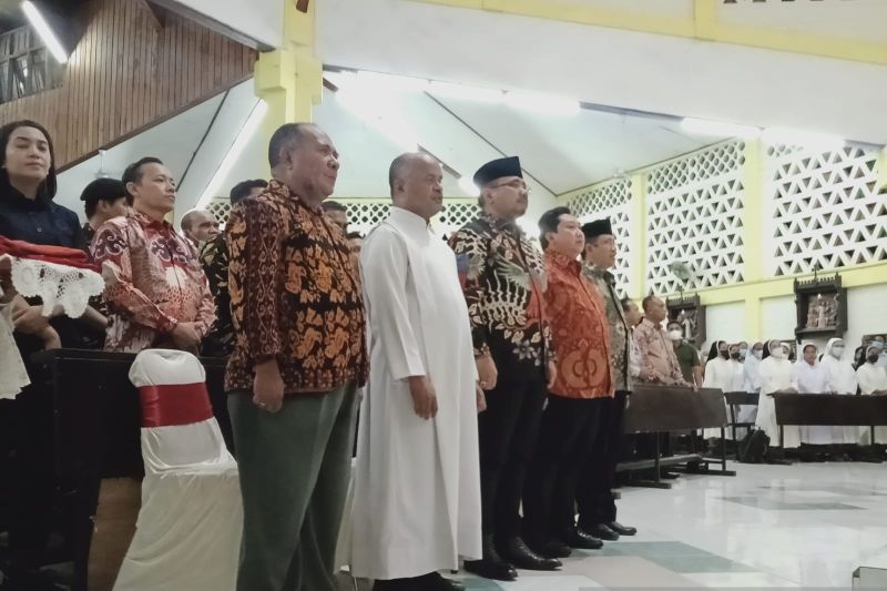 Menteri Agama Yaqut Cholil Qoumas (ketiga kiri) saat menghadiri perayaan Natal bersama umat Katolik di Gereja Santo Yoseph.