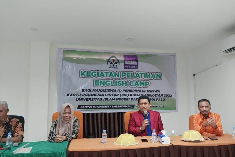 Rektor UIN Datokarama Prof Sagaf S Pettalongi menyampaikan arahan dalam penyaluran beasiswa KIP Kuliah yang dirangkaikan dengan pelatihan english camp, bagi mahasiswa penerima KIP Kuliah Angkatan 2022, di Sigi, Jumat sore (2/12/2.022).