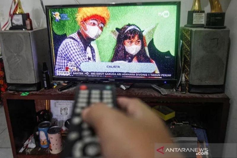 Warga menonton televisi di rumahnya, Depok, Jawa Barat, Selasa (15/6/2021). Proses Analog Switch Off (ASO) atau migrasi dari siaran tv analog ke digital akan segera dimulai
