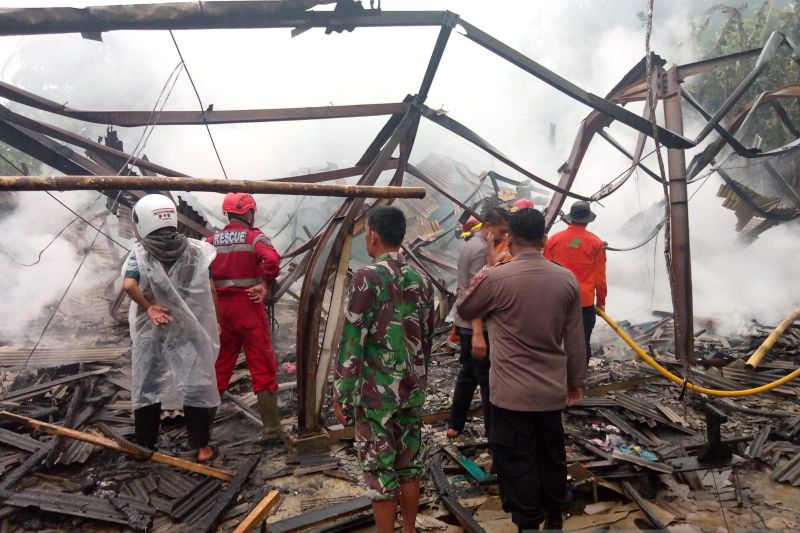 Petugas gabungan mengevakuasi jenazah seorang anak perempuan yang meninggal dunia akibat kebakaran di Kampung Bojonglopang, Desa Panumbangan, Kecamatan Jampangtengah, Kabupaten Sukabumi, Jawa Barat, Senin (26/12/2022).