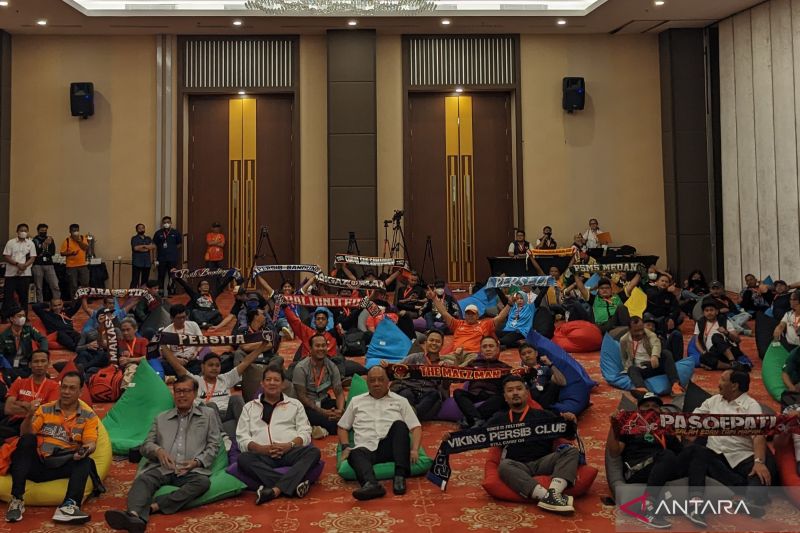 Ketua Umum KONI Pusat Letjen TNI (Purn) Marciano Norman dan Ketua Umum PSSI Mochamad Iriawan berbaur dengan suporter tim-tim Liga 1 dan 2 Indonesia dalam acara Sarasehan Suporter Sepak Bola Indonesia di Jakarta, Rabu (16/11/2022).