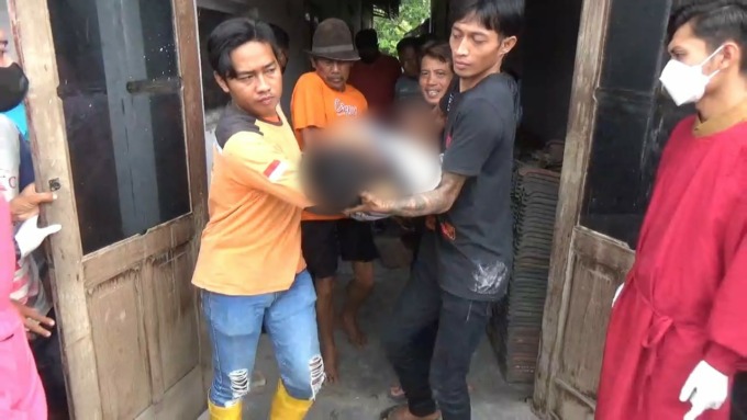 Karena tak kuat menanggung masalah keluarga dan terjerat hutang, seorang warga asal Kabupaten Jombang nekat gantung diri.