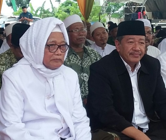 SOLIDKAN BARISAN: Rais Syuriah PWNU Jawa Timur KH M Anwar Manshur bersama KH Ahsanul Haq (kanan), Ketua Pelaksana Muskerwil NU Jawa Timur di Nganjuk.