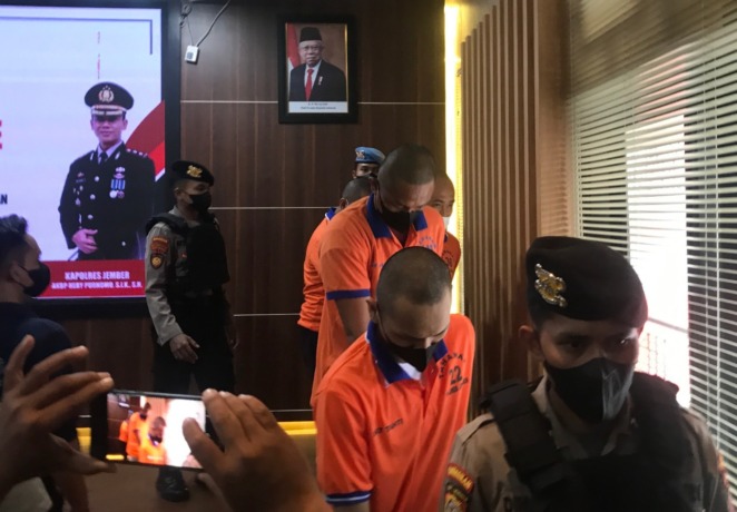 DIRINGKUS: Lima tersangka kasus peredaran narkoba di Jember yang dibekuk oleh jajaran Polres Jember.