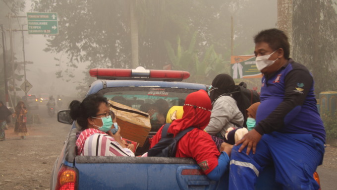 EVAKUASI: Sejumlah warga terdampak, mulai dari perempuan hingga anak-anak, yang terkena imbas abu vulkanis dievakuasi petugas menggunakan pikap ke tempat yang lebih aman. (ATIEQSON MAR IQBAL/RAME)