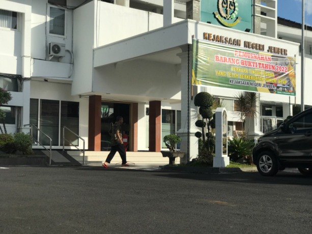 TERUS PERIKSA PIHAK: Suasana kantor Kejari Jember saat sore hari. Di kantor ini, dugaan penyelewengan anggaran gelaran Porprov tengah diendus.