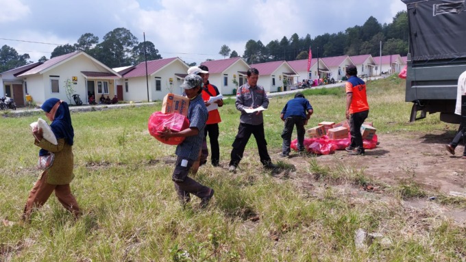 SALURKAN: Bantuan untuk korban terdampak erupsi yang disimpan di Gudang Bulog mulai disalurkan, Minggu (04/12) lalu.