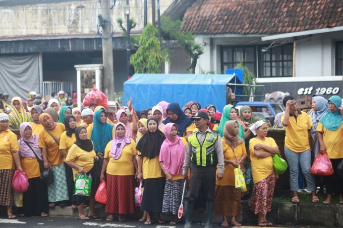 BELUM PASTI: Suasana buruh yang terlihat telah selesai bekerja dan akan bergegas pulang. Hingga kini, kepastian UMK juga belum resmi didok.