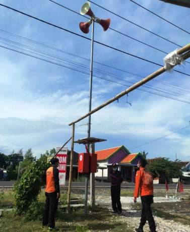 PERIKSA SISTEM: BPBD Jember mengecek EWS yang menjadi sistem peringatan dini di laut selatan Jember.