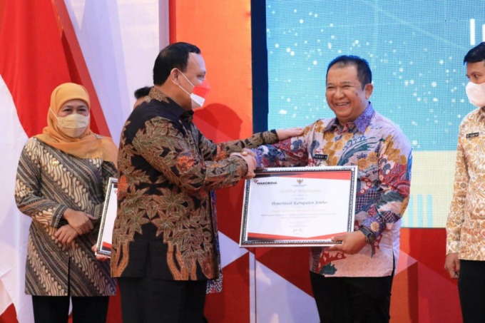 MEMBANGGAKAN: Ketua KPK Firli Bahuri memberi penghargaan kepada Bupati Jember Hendy Siswanto di Grahadi Surabaya, kemarin (1/12).