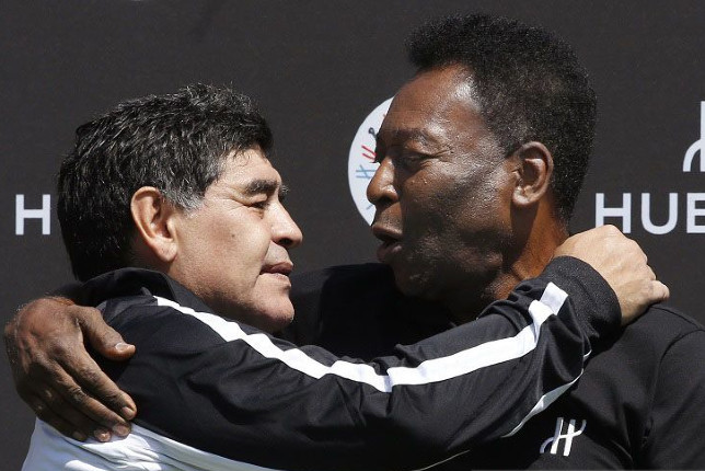 Dua legenda sepak bola Diego Maradona (kiri) dan Pele selepas tampil dalam pertandingan eksibisi di Paris, Prancis, dalam rangkaian EURO 2016 pada 9 Juni 2016.