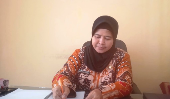 UNGKAP KASUS KEKERASAN: Kepala Dinsos P3AKB Bondowoso Anisatul Hamidah, saat berada di ruang kerjanya.